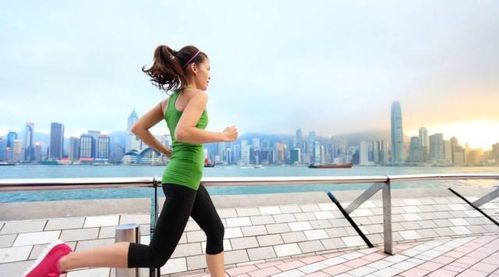 中年女性坚持跑步的益处与注意事项
