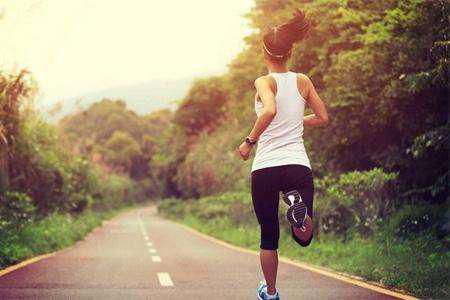 跑步时用英语怎么说：Run还是Running？